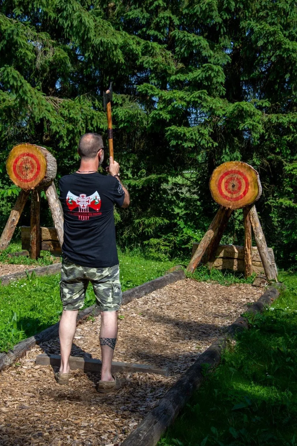 Lanceur face aux cibles en pleine nature